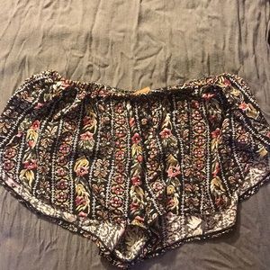 Patterned American Vintage shorts.